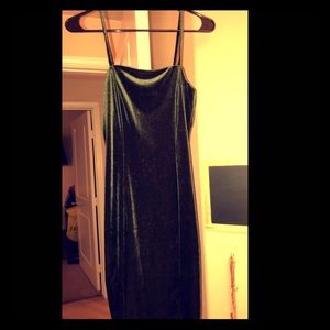 Beautiful emerald green midi dress!